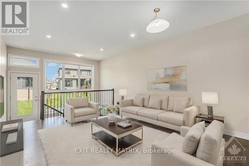 961 Cologne Street, Russell, ON - Indoor Photo Showing Living Room