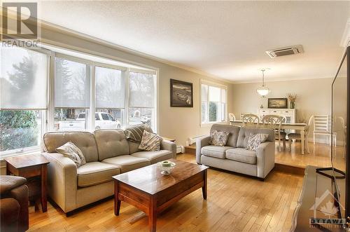 1532 Bella Vista Drive, Cumberland, ON - Indoor Photo Showing Living Room