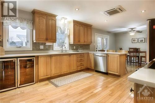 1532 Bella Vista Drive, Cumberland, ON - Indoor Photo Showing Kitchen