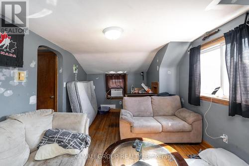 112 Dorothy Street, Welland, ON - Indoor Photo Showing Living Room