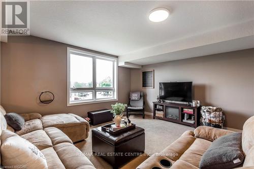 202 - 904 Paisley Road, Guelph, ON - Indoor Photo Showing Living Room