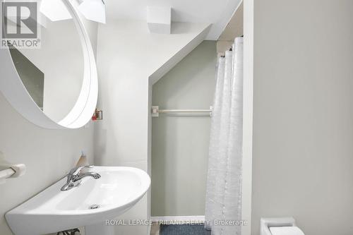 108 Mcmaster Drive, London, ON - Indoor Photo Showing Bathroom
