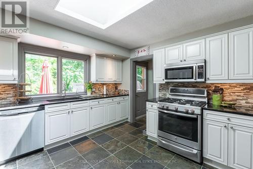 877 Riverside Drive, London, ON - Indoor Photo Showing Kitchen With Upgraded Kitchen