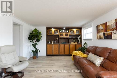 1360 Glenora Drive, London, ON - Indoor Photo Showing Living Room