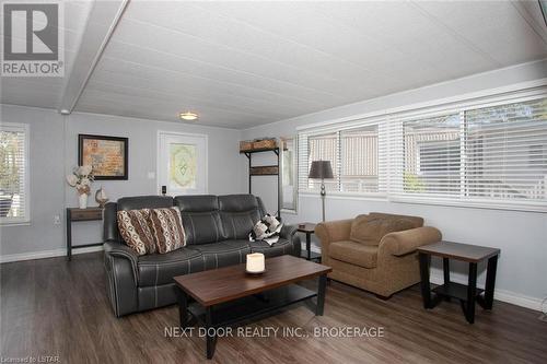 131 Sunningdale Place, South Huron (Stephen Twp), ON - Indoor Photo Showing Living Room