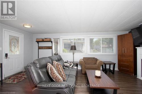 131 Sunningdale Place, South Huron (Stephen Twp), ON - Indoor Photo Showing Living Room