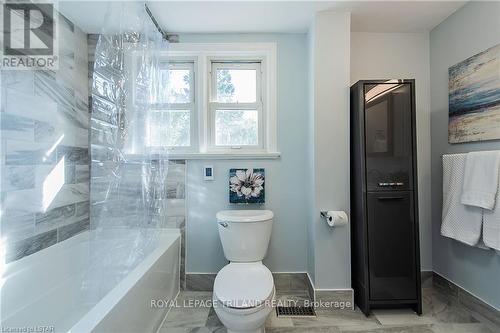 884 William Street, London, ON - Indoor Photo Showing Bathroom
