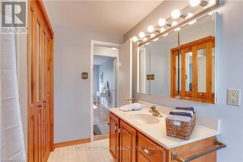 460 Regal Drive, London, ON - Indoor Photo Showing Bathroom