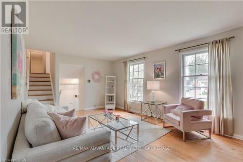 460 Regal Drive, London, ON - Indoor Photo Showing Living Room