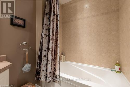 120 Ridge Street, Strathroy-Caradoc (Sw), ON - Indoor Photo Showing Bathroom