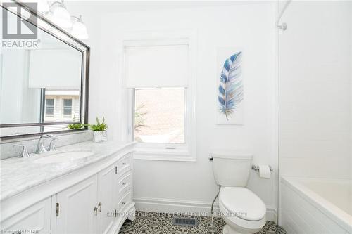 942 Wellington Street, London, ON - Indoor Photo Showing Bathroom
