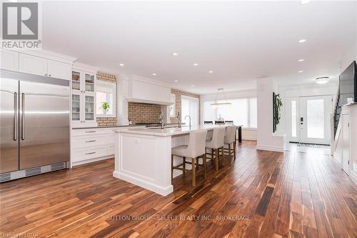 942 Wellington Street, London, ON - Indoor Photo Showing Kitchen With Upgraded Kitchen