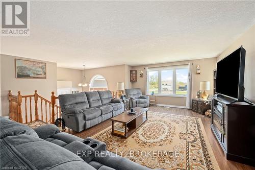 20437 Melbourne Road, Southwest Middlesex (Middlemiss), ON - Indoor Photo Showing Living Room