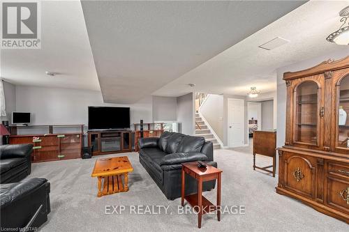 Imported from itso - 20437 Melbourne Road, Southwest Middlesex (Middlemiss), ON - Indoor Photo Showing Living Room