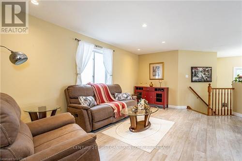 1860 Marconi Boulevard, London, ON - Indoor Photo Showing Living Room