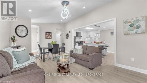 6 Aldersbrook Crescent, London, ON - Indoor Photo Showing Living Room