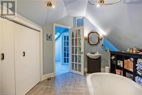 54 Albion Street, London, ON - Indoor Photo Showing Bathroom