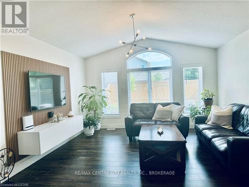 963 Silverfox Crescent, London, ON - Indoor Photo Showing Living Room