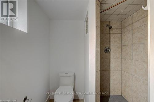 63 Bond Street, London, ON - Indoor Photo Showing Bathroom