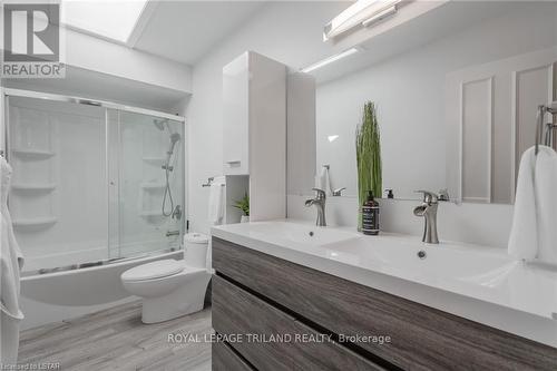 Imported from itso - 1047 Griffith Street, London, ON - Indoor Photo Showing Bathroom