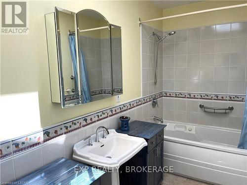 414 Simcoe St Street, Warwick, ON - Indoor Photo Showing Bathroom