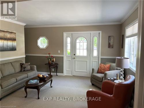 414 Simcoe St Street, Warwick (Watford), ON - Indoor Photo Showing Living Room