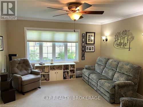 414 Simcoe St Street, Warwick (Watford), ON - Indoor Photo Showing Living Room