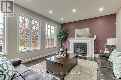 329 Skyline Avenue, London, ON - Indoor Photo Showing Living Room With Fireplace