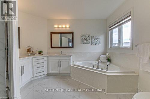 329 Skyline Avenue, London, ON - Indoor Photo Showing Bathroom