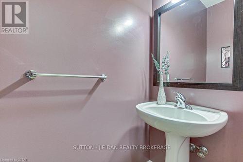 329 Skyline Avenue, London, ON - Indoor Photo Showing Bathroom