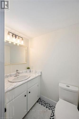 905 Wellingsboro Road, London, ON - Indoor Photo Showing Bathroom