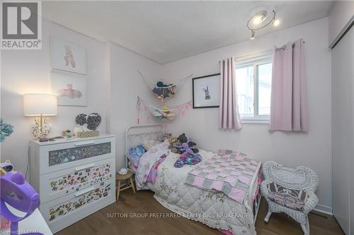 100 Fairchild Crescent, London, ON - Indoor Photo Showing Bedroom