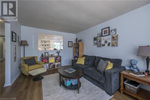 100 Fairchild Crescent, London, ON - Indoor Photo Showing Living Room