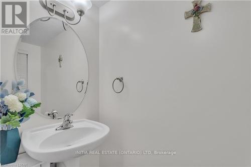 1833 Devos Drive, London, ON - Indoor Photo Showing Bathroom