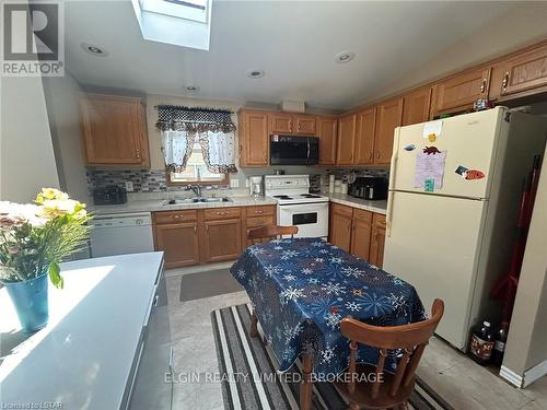 33, #24 Pitt Street, Bayham (Port Burwell), ON - Indoor Photo Showing Kitchen With Double Sink