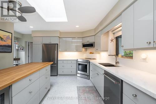 22 Ben Machree Drive, Mississauga, ON - Indoor Photo Showing Kitchen With Upgraded Kitchen
