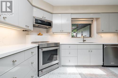 22 Ben Machree Drive, Mississauga, ON - Indoor Photo Showing Kitchen