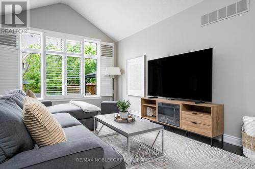 22 Hughes Street, Collingwood, ON - Indoor Photo Showing Living Room