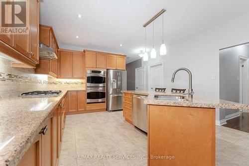 31 Junetown Circle, Brampton (Credit Valley), ON - Indoor Photo Showing Kitchen With Double Sink With Upgraded Kitchen