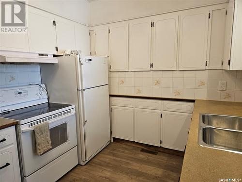 122 4Th Avenue Ne, Swift Current, SK - Indoor Photo Showing Kitchen With Double Sink