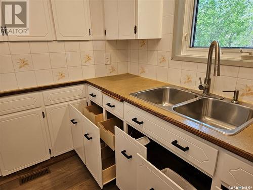 122 4Th Avenue Ne, Swift Current, SK - Indoor Photo Showing Kitchen With Double Sink