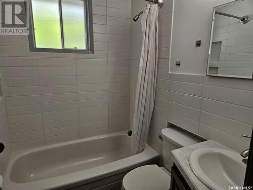 122 4Th Avenue Ne, Swift Current, SK - Indoor Photo Showing Bathroom