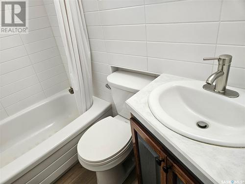 122 4Th Avenue Ne, Swift Current, SK - Indoor Photo Showing Bathroom