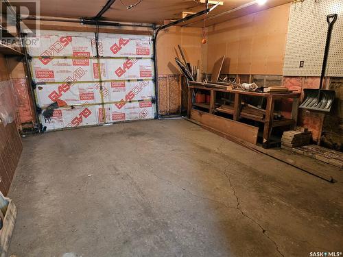 122 4Th Avenue Ne, Swift Current, SK - Indoor Photo Showing Garage