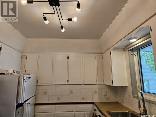 122 4Th Avenue Ne, Swift Current, SK - Indoor Photo Showing Kitchen