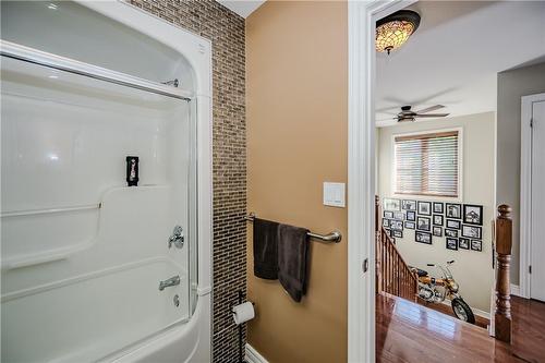 Bright spotless easy to clean 4 piece bath across from hall linen closet. - 5255 Dryden Avenue, Burlington, ON - Indoor Photo Showing Bathroom
