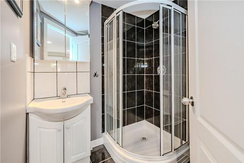 3 piece washroom with shower - 5255 Dryden Avenue, Burlington, ON - Indoor Photo Showing Bathroom