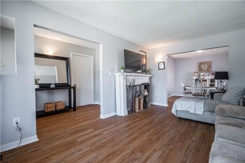 3 Novoco Drive, Hamilton, ON - Indoor Photo Showing Living Room
