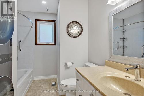 905 Cumberland Avenue, Peterborough (Northcrest), ON - Indoor Photo Showing Bathroom