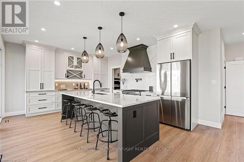 2106 Tokala Trail Trail, London, ON - Indoor Photo Showing Kitchen With Upgraded Kitchen